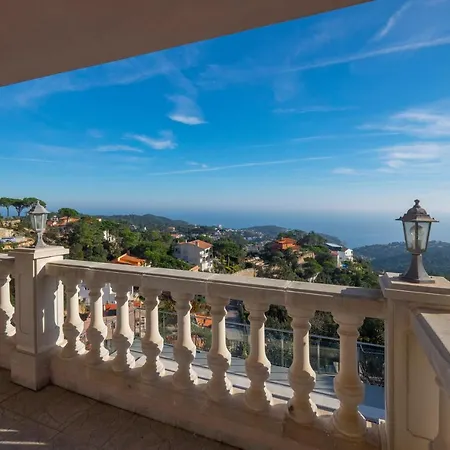 Sleeps 9 Villa *