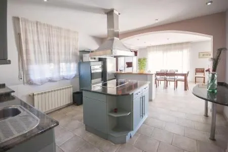 Sleeps 9 Vila